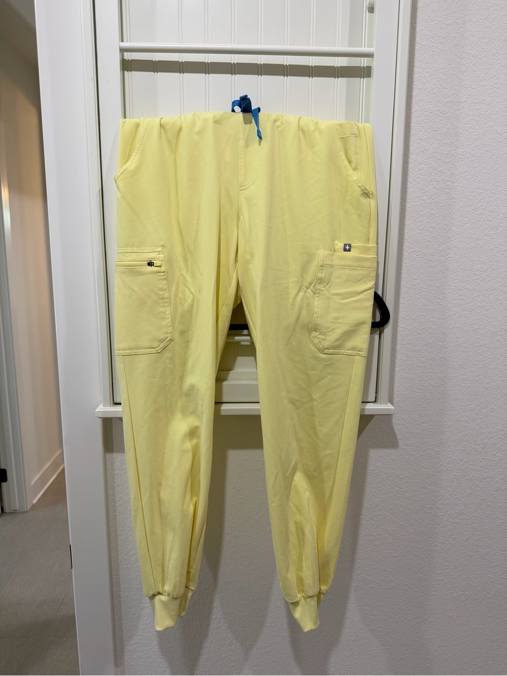 Medium/ Tall Yellow FIGS technical apparel scrub JOGGERS